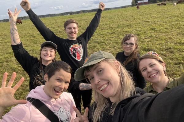 Iloisia vapaahetoisia hymyilee katsoen kameraan. 