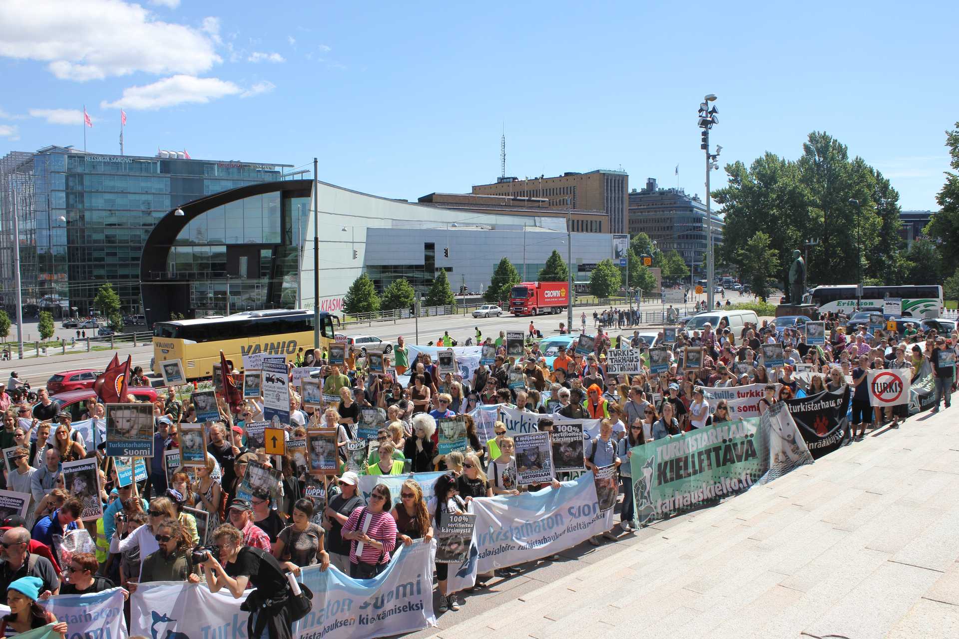 Turkismielenosoitus Helsingissä Eduskuntatalon edustalla